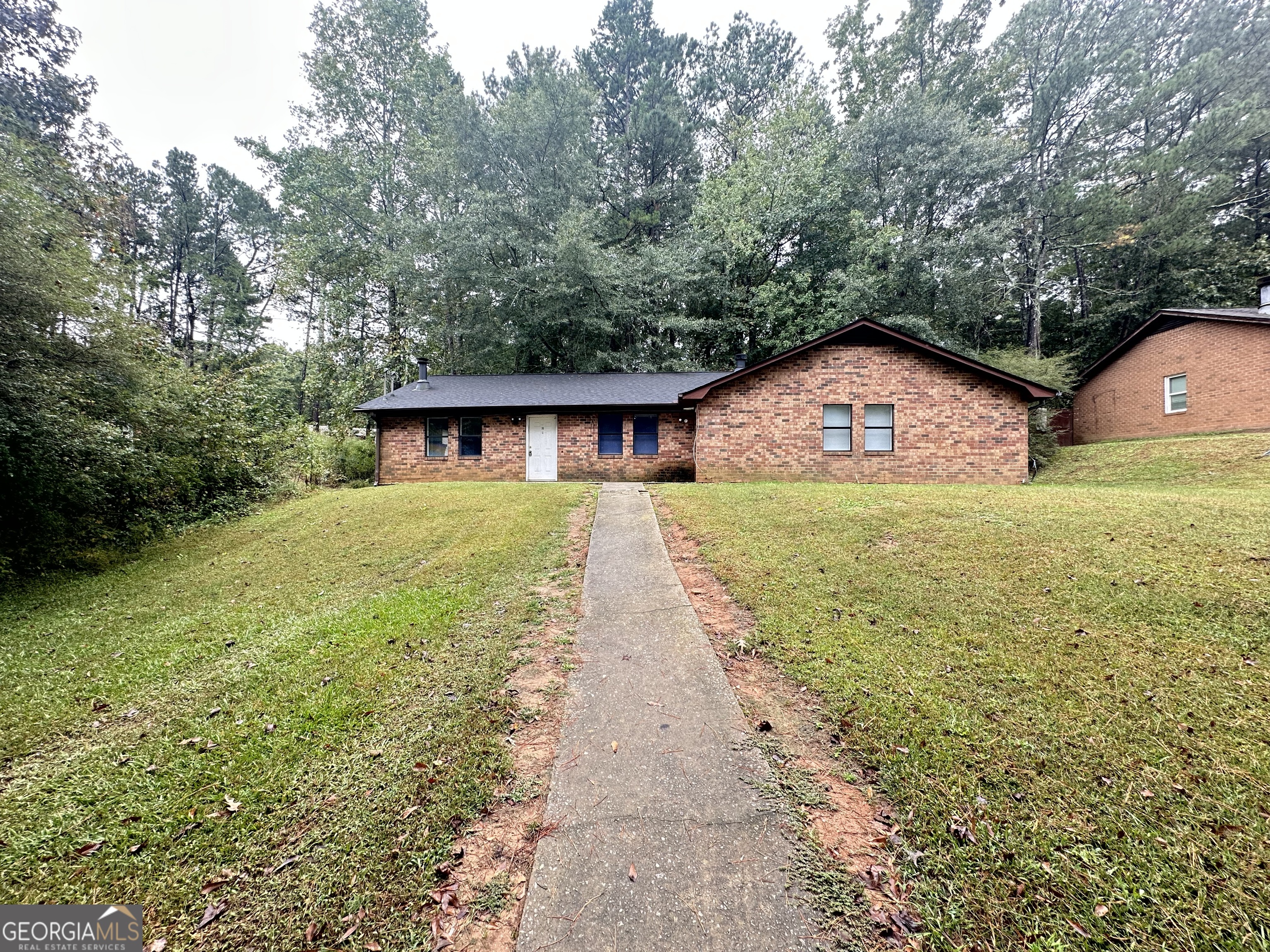 a view of a house with a yard
