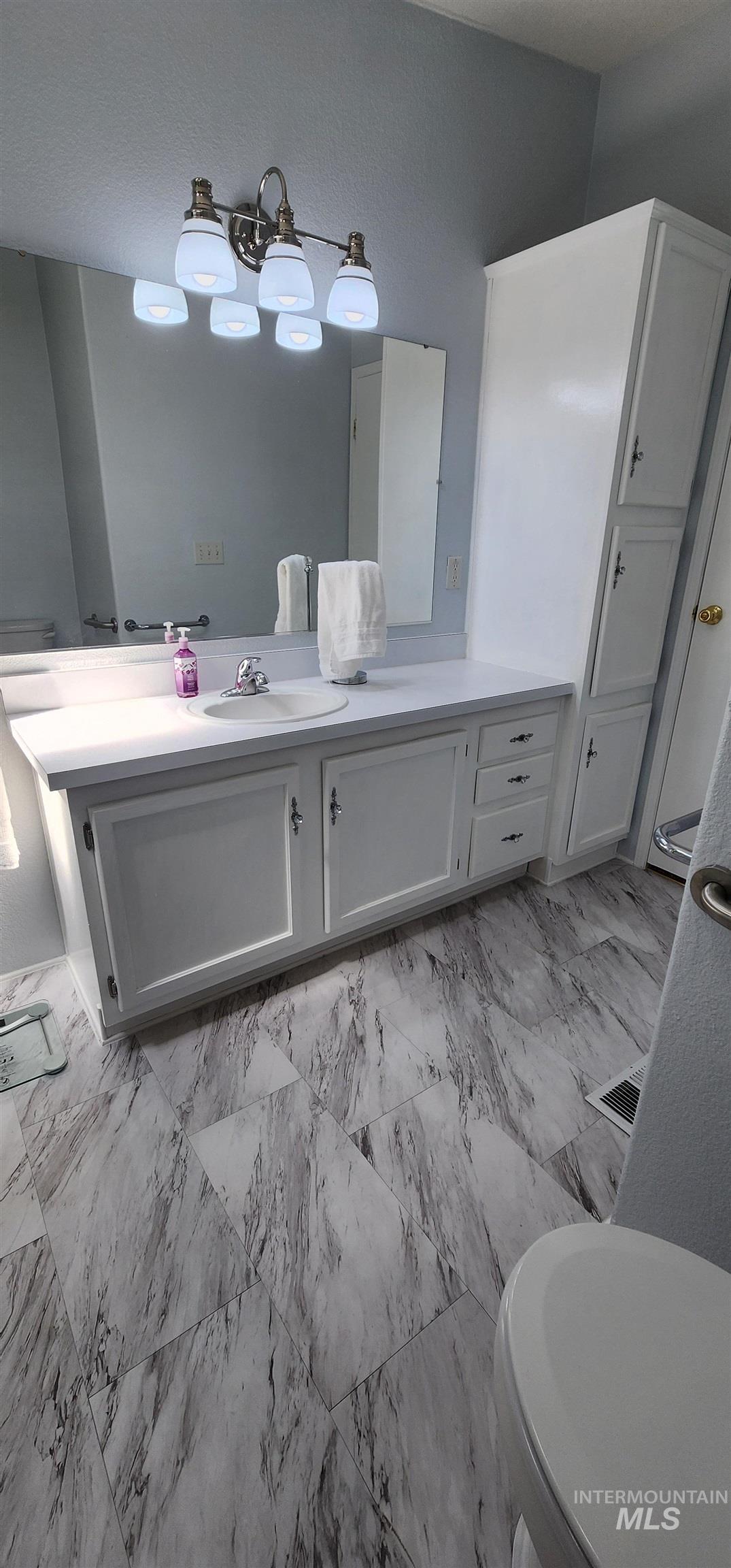 2115 6th Avenue, Unit 51 Clarkston, WA 99403 - Photo 16 of 45 Bathroom with vanity