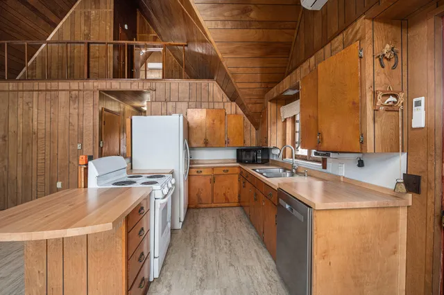 $460,000 | 45601 Peninsula Drive East, Grand Junction, MI 49056