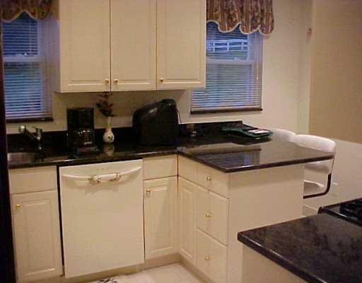 957 McCoy Road McKees Rocks, PA 15136 - Photo 5 of 8 Kitchen.