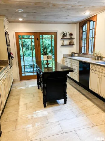 $795,000 | 305 East Martin Drive, Deer Creek, IL 61733