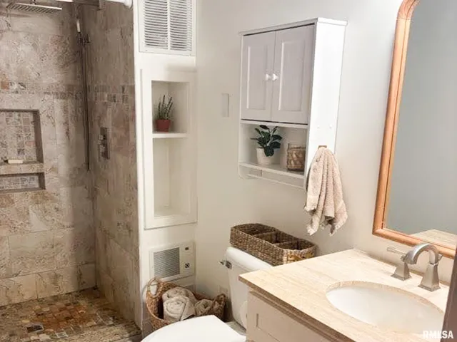 $795,000 | 305 East Martin Drive, Deer Creek, IL 61733