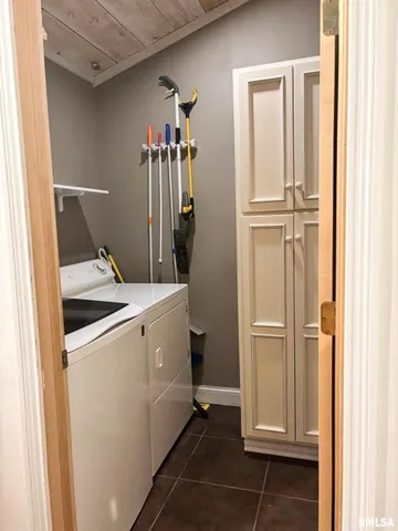 $795,000 | 305 East Martin Drive, Deer Creek, IL 61733