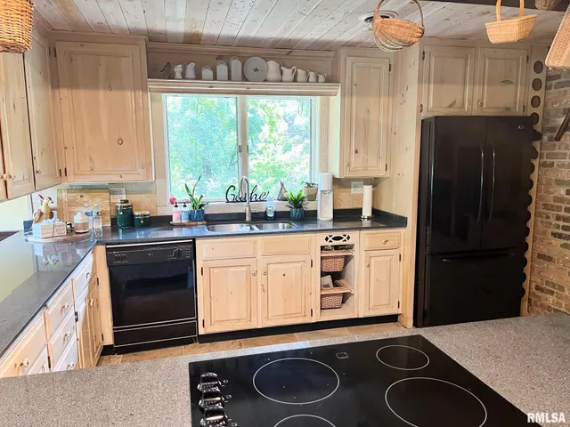 $795,000 | 305 East Martin Drive, Deer Creek, IL 61733