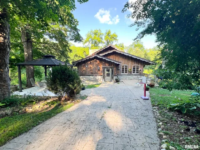 $795,000 | 305 East Martin Drive, Deer Creek, IL 61733