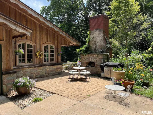 $795,000 | 305 East Martin Drive, Deer Creek, IL 61733