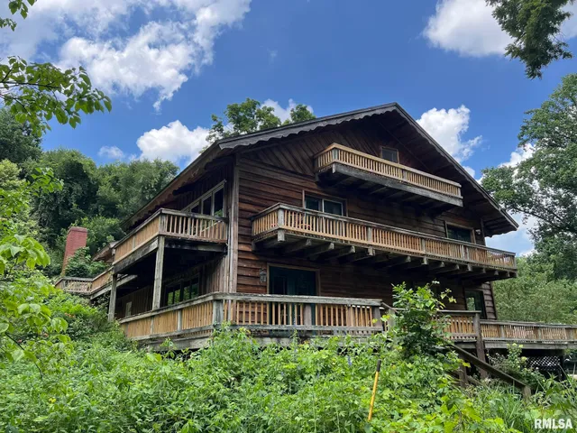 $795,000 | 305 East Martin Drive, Deer Creek, IL 61733