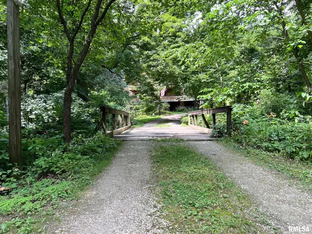 $795,000 | 305 East Martin Drive, Deer Creek, IL 61733