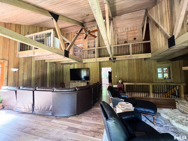 $795,000 | 305 East Martin Drive, Deer Creek, IL 61733