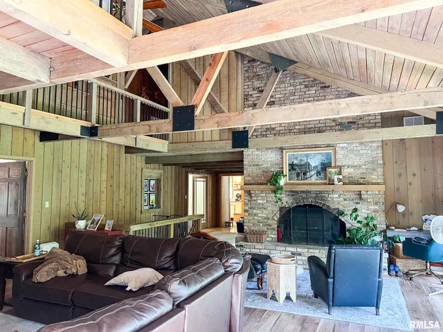 $795,000 | 305 East Martin Drive, Deer Creek, IL 61733