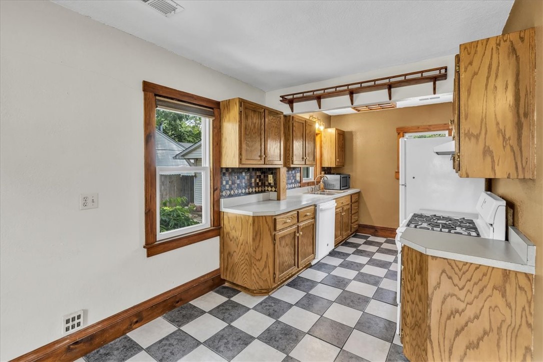 3320 Chestnut Avenue Decatur, IL 62521 - Photo 8 of 26