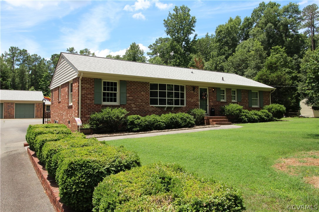 a view of a house with backyard and garden