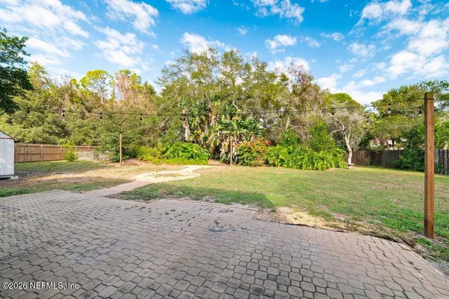 a view of yard with green space