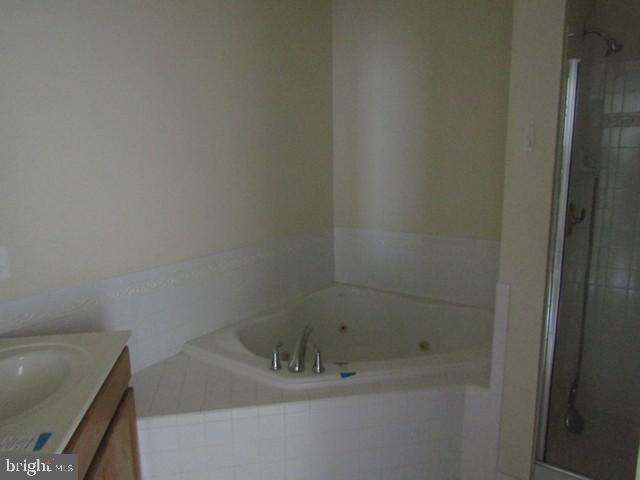 13120 Winding Trail Road Laurel, MD 20707 - Photo 6 of 15 a close up of a bathtub in a bathroom