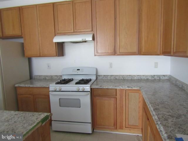 13120 Winding Trail Road Laurel, MD 20707 - Photo 9 of 15 a kitchen with granite countertop a sink stove and cabinets