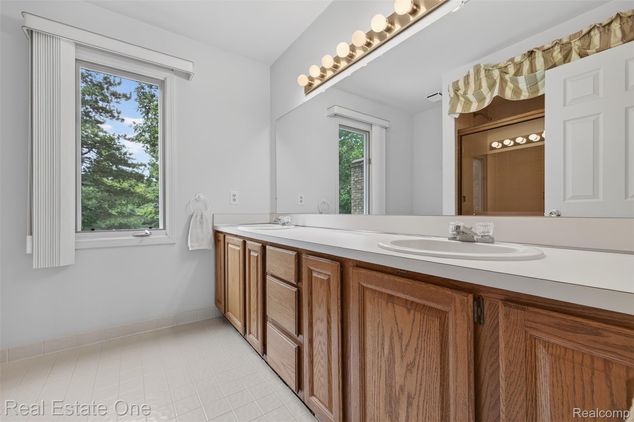 3400 Wedgewood Drive Rochester, MI 48306 - Photo 18 of 49 Upstairs Bathroom