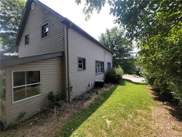 a view of a house with backyard