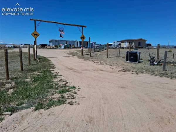 a view of a parking area