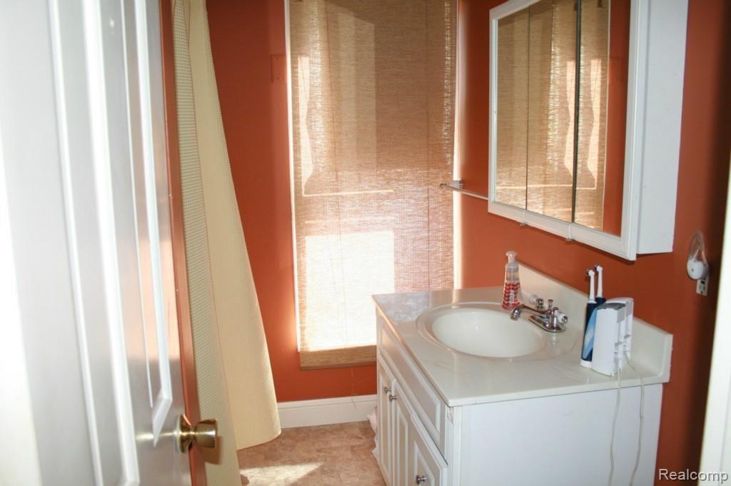 303 Isbell Street Howell, MI 48843 - Photo 17 of 21 Bath up.jpg