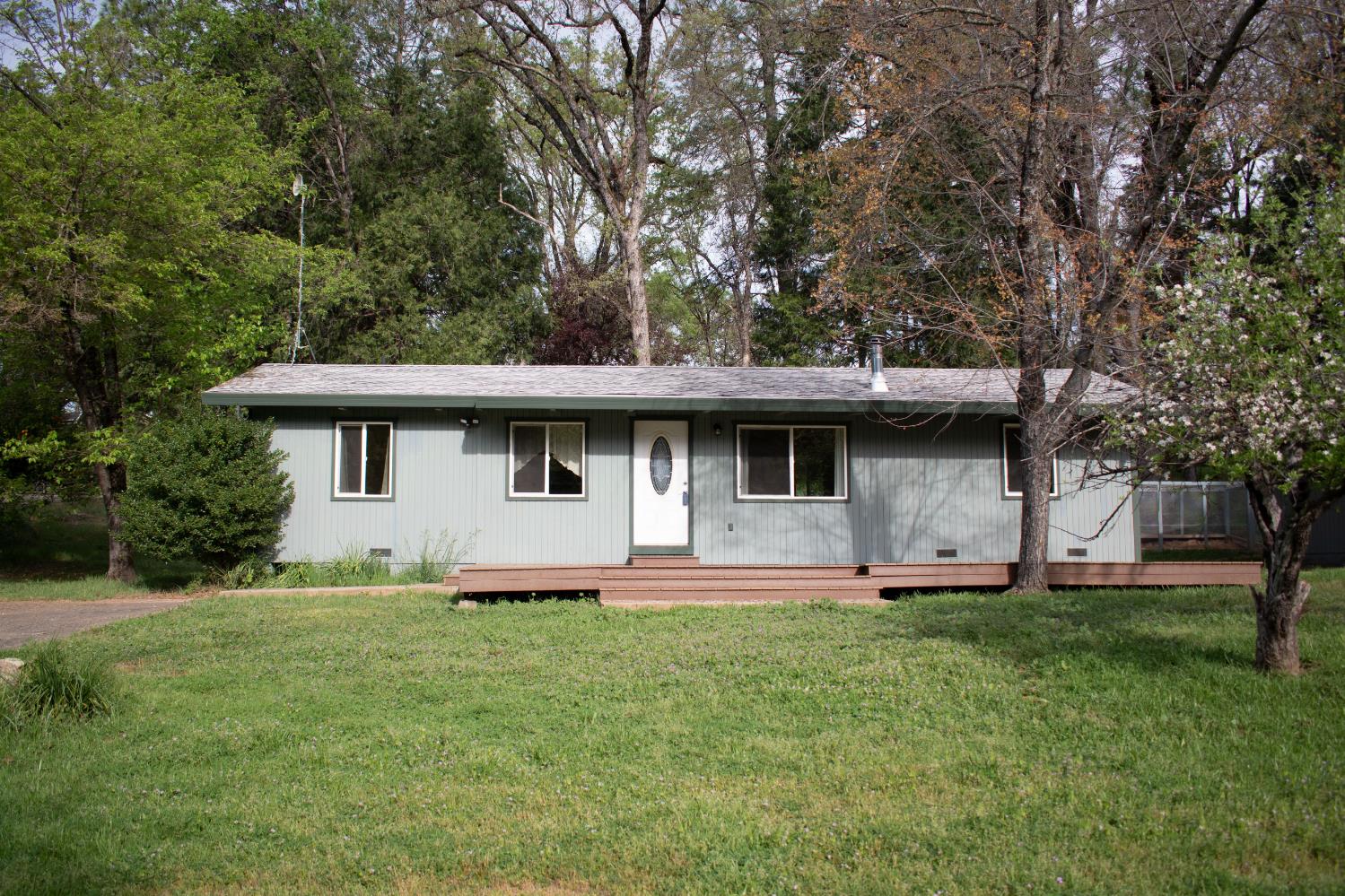 a view of a house with a yard