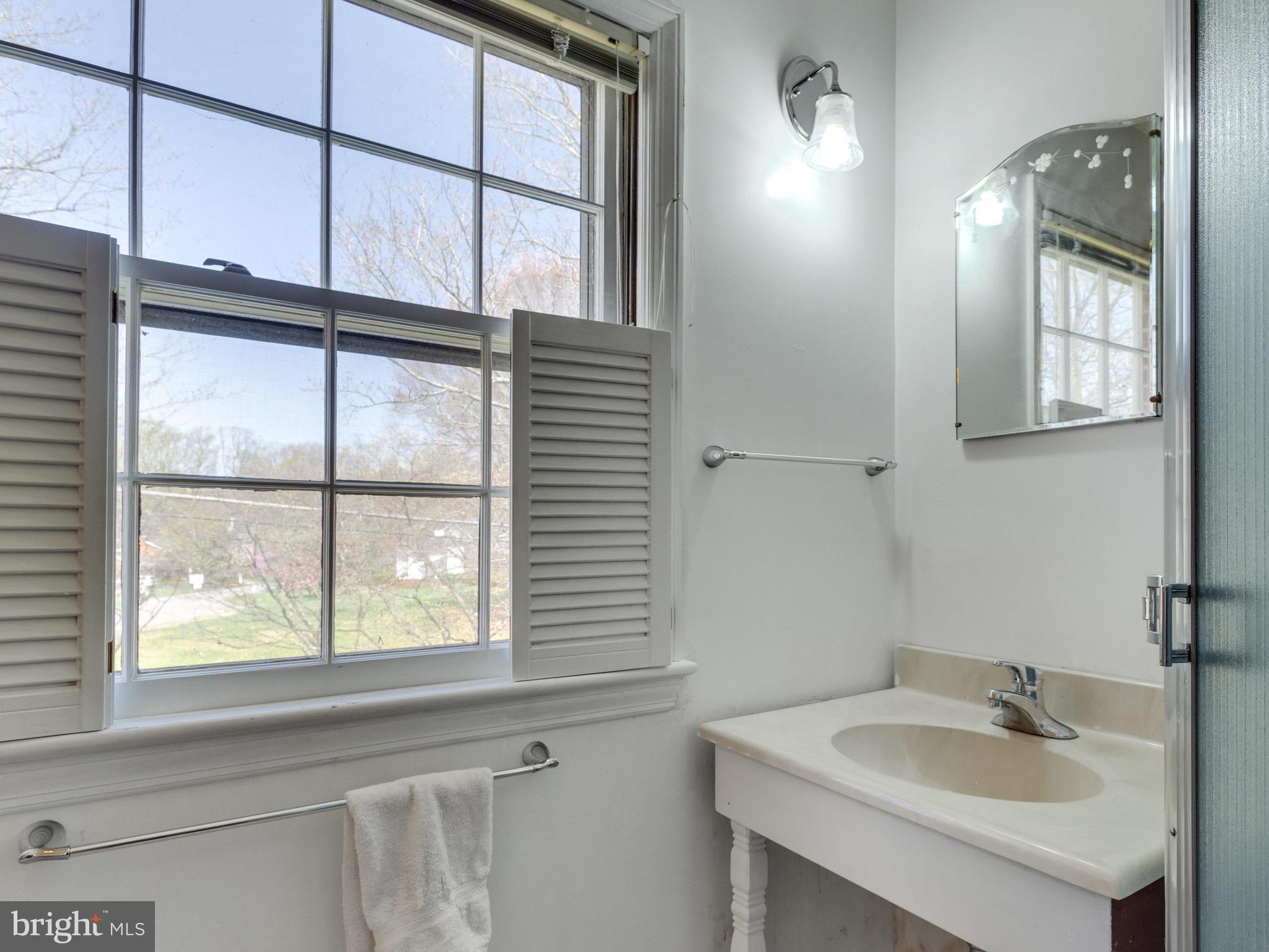 6907 Lupine Lane McLean, VA 22101 - Photo 25 of 30 Upper Level Full Bath