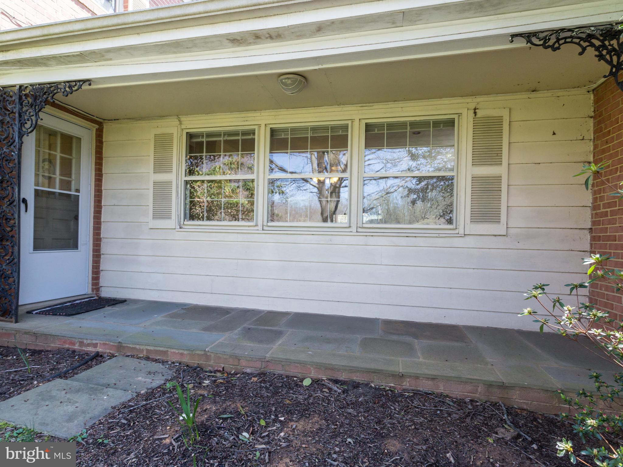 6907 Lupine Lane McLean, VA 22101 - Photo 4 of 30 Exterior Front Patio