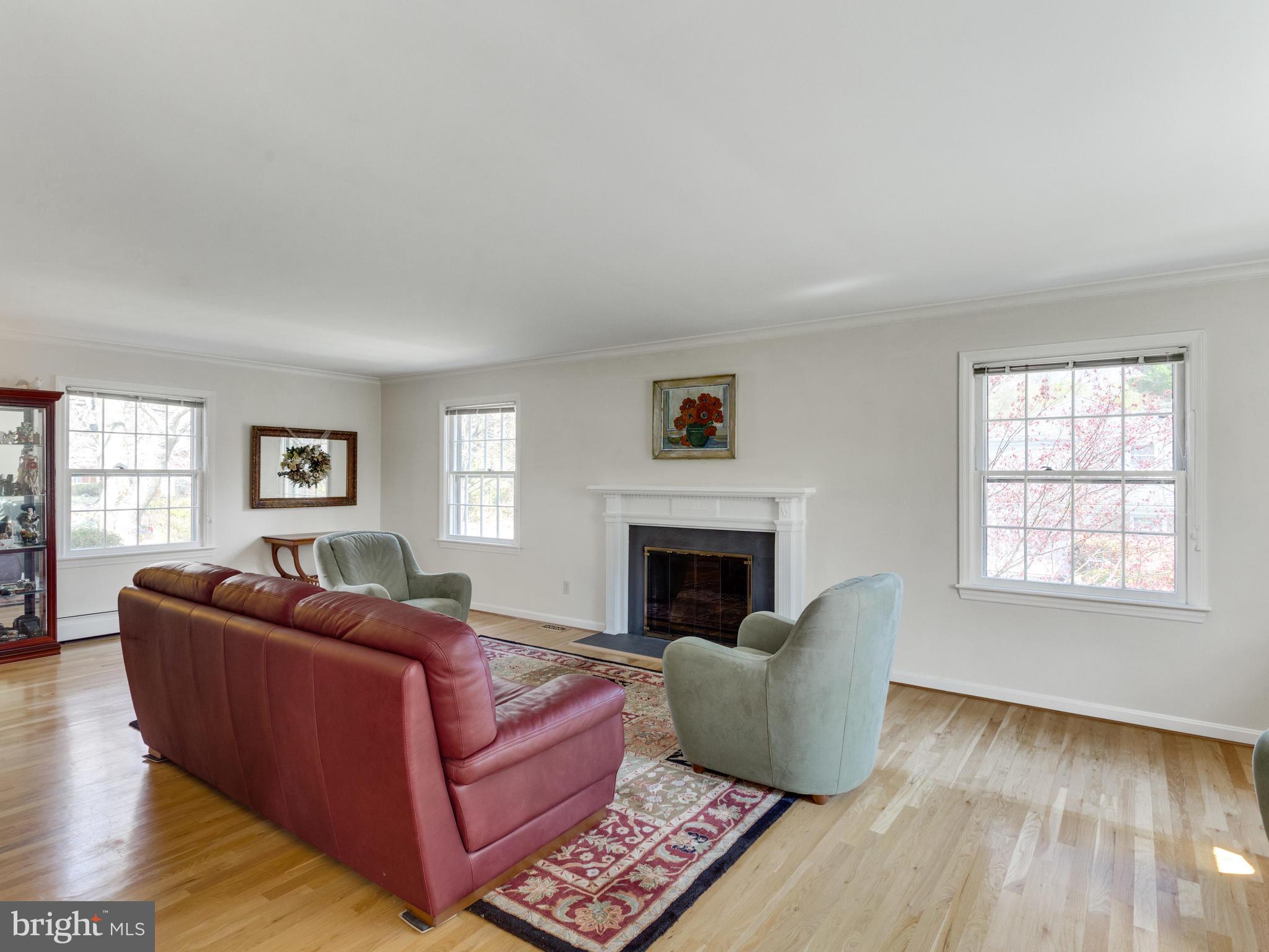 6907 Lupine Lane McLean, VA 22101 - Photo 7 of 30 Living Room