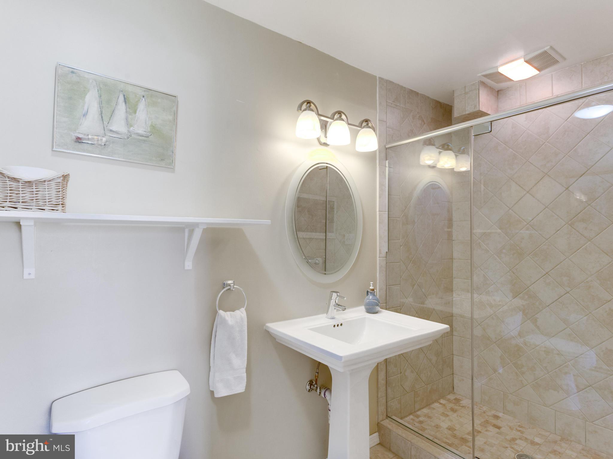 6907 Lupine Lane McLean, VA 22101 - Photo 10 of 30 Main Level Bath