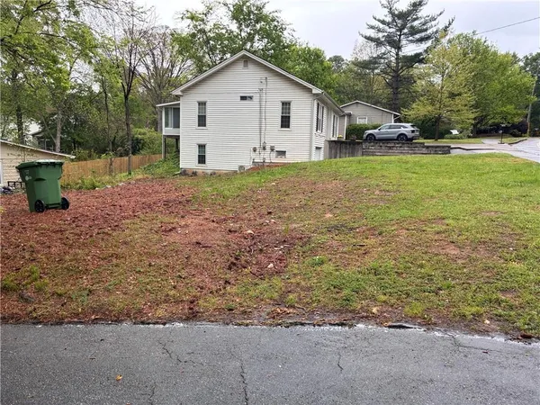 a view of a house with backyard
