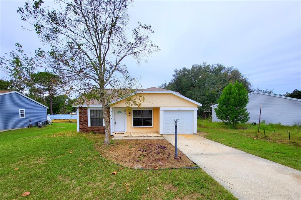 17 Spring Loop Circle Ocala, FL 34472 - Photo 1 of 20 a front view of a house with garden