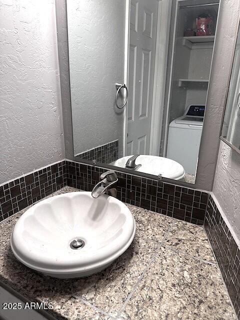 2935 North 68th Street, Unit 127 Scottsdale, AZ 85251 - Photo 14 of 25 a bathroom with a sink and a mirror