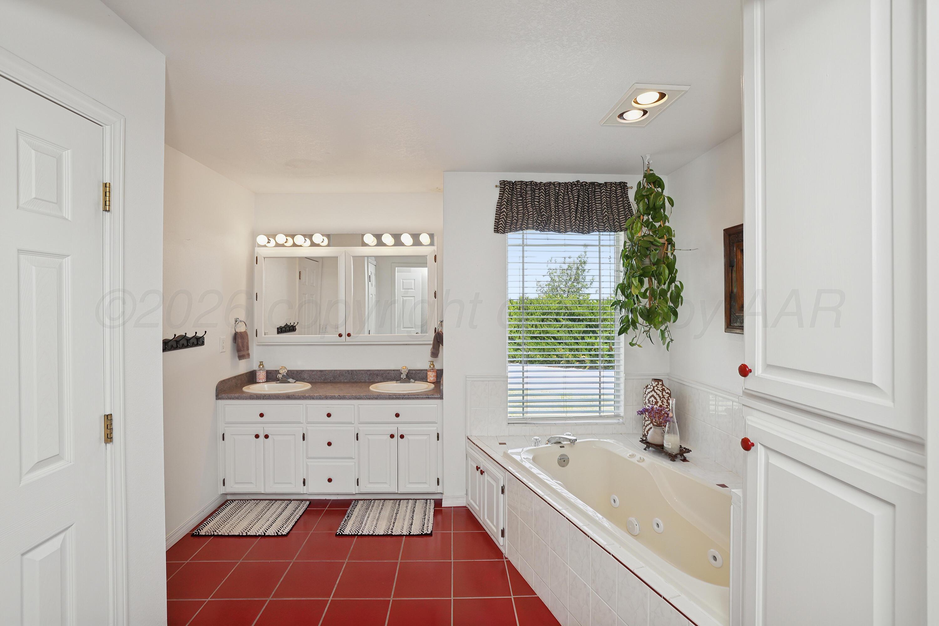 5621 White Fence Road Canyon, TX 79015 - Photo 22 of 56 22-Primary Bath