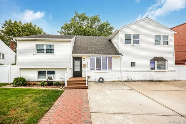 $799,000 | 204 Bayside Avenue, Oceanside, NY 11572