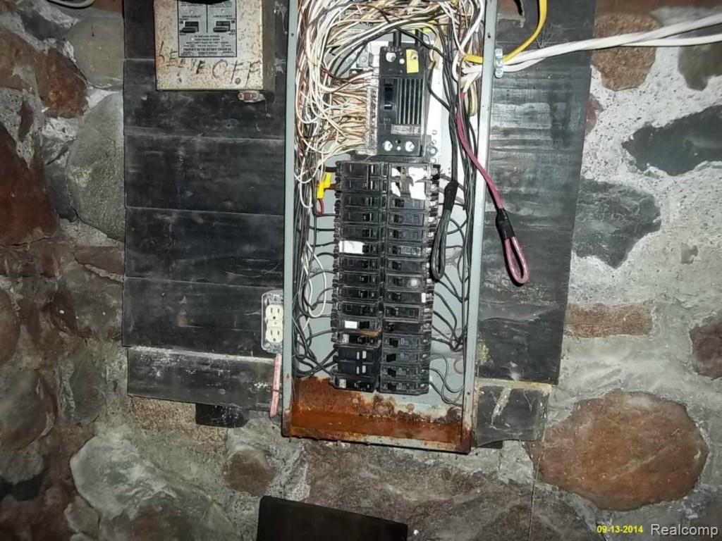 10400 Chase Lake Road Fowlerville, MI 48836 - Photo 28 of 29 elec panel.jpg