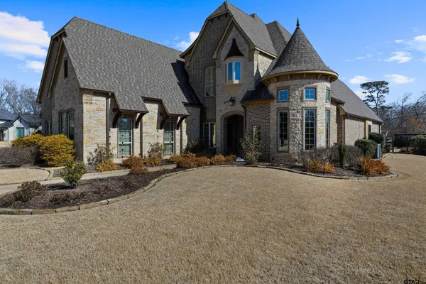 a view of a house with a yard