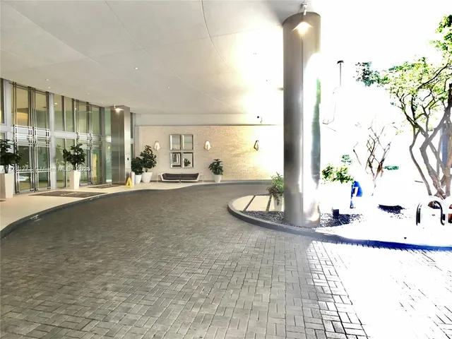 $740,000 | 92 Southwest 3rd Street, Unit 4410, Miami, FL 33130