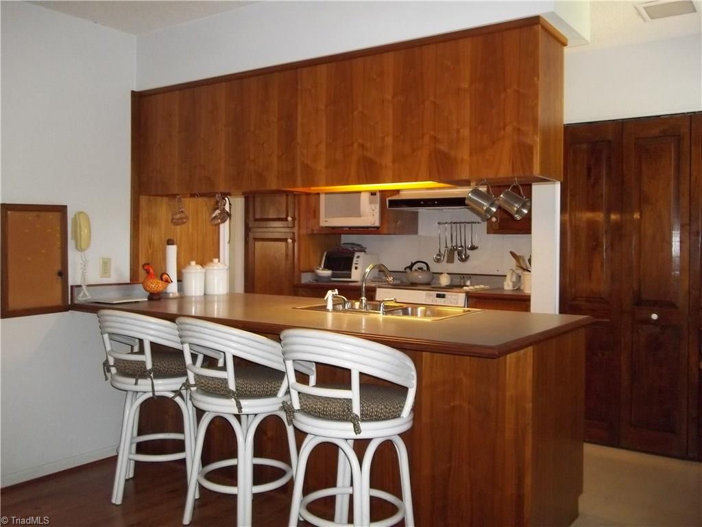 556 Pinewood Road Asheboro, NC 27205 - Photo 13 of 29 Kitchen has Eat at Bar