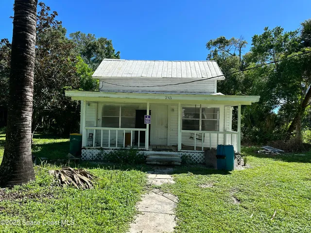 a view of a house with backyard and garden