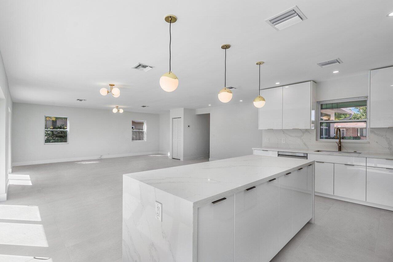 46 Southwest 9th Avenue Boca Raton, FL 33486 - Photo 11 of 41 011-46Southwest9thAvenue-BocaRaton-FL-33