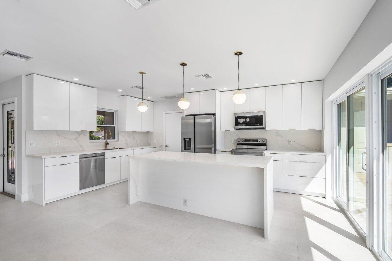 46 Southwest 9th Avenue Boca Raton, FL 33486 - Photo 10 of 41 010-46Southwest9thAvenue-BocaRaton-FL-33