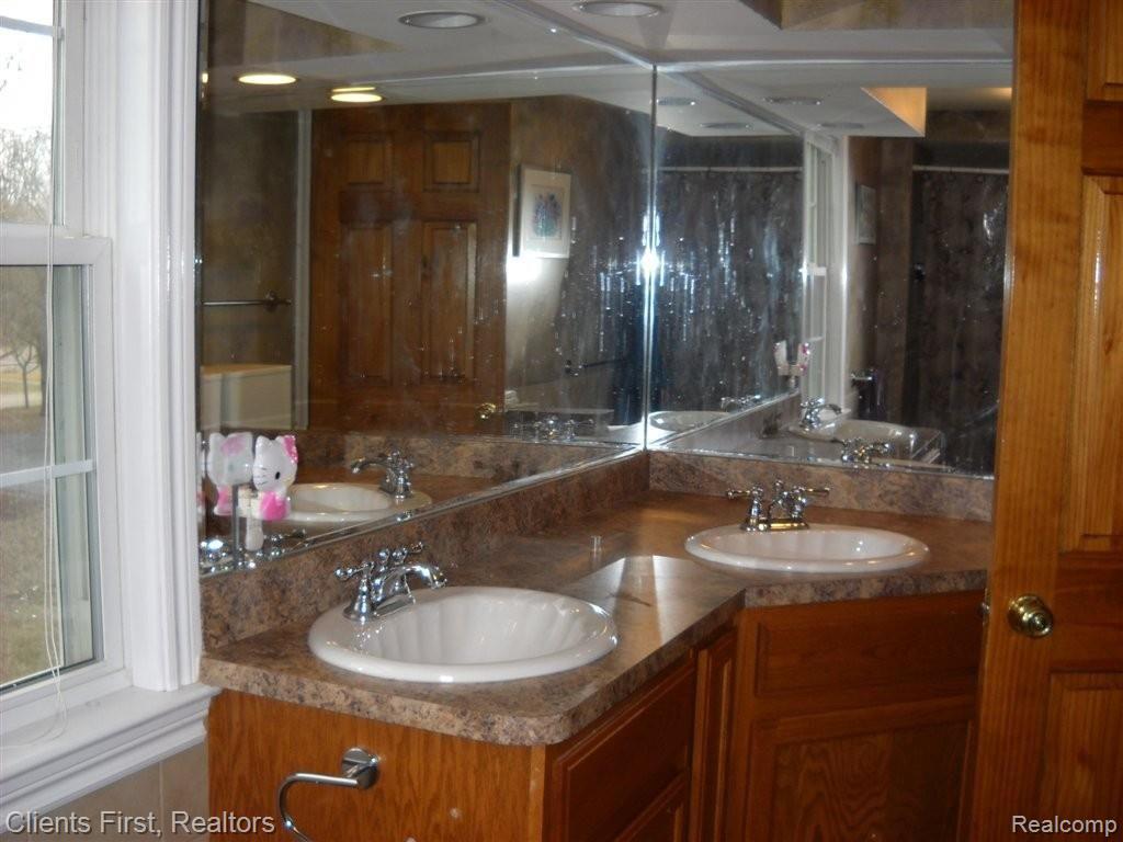 19044 Wayne Road Livonia, MI 48152 - Photo 10 of 25 main bath