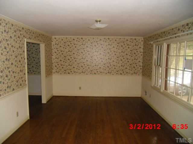 5005 Oak Park Road Raleigh, NC 27612 - Photo 2 of 9 en empty room with window