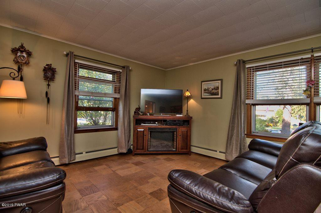 32 Myrtle Street Waymart, PA 18472 - Photo 14 of 44 Living Room