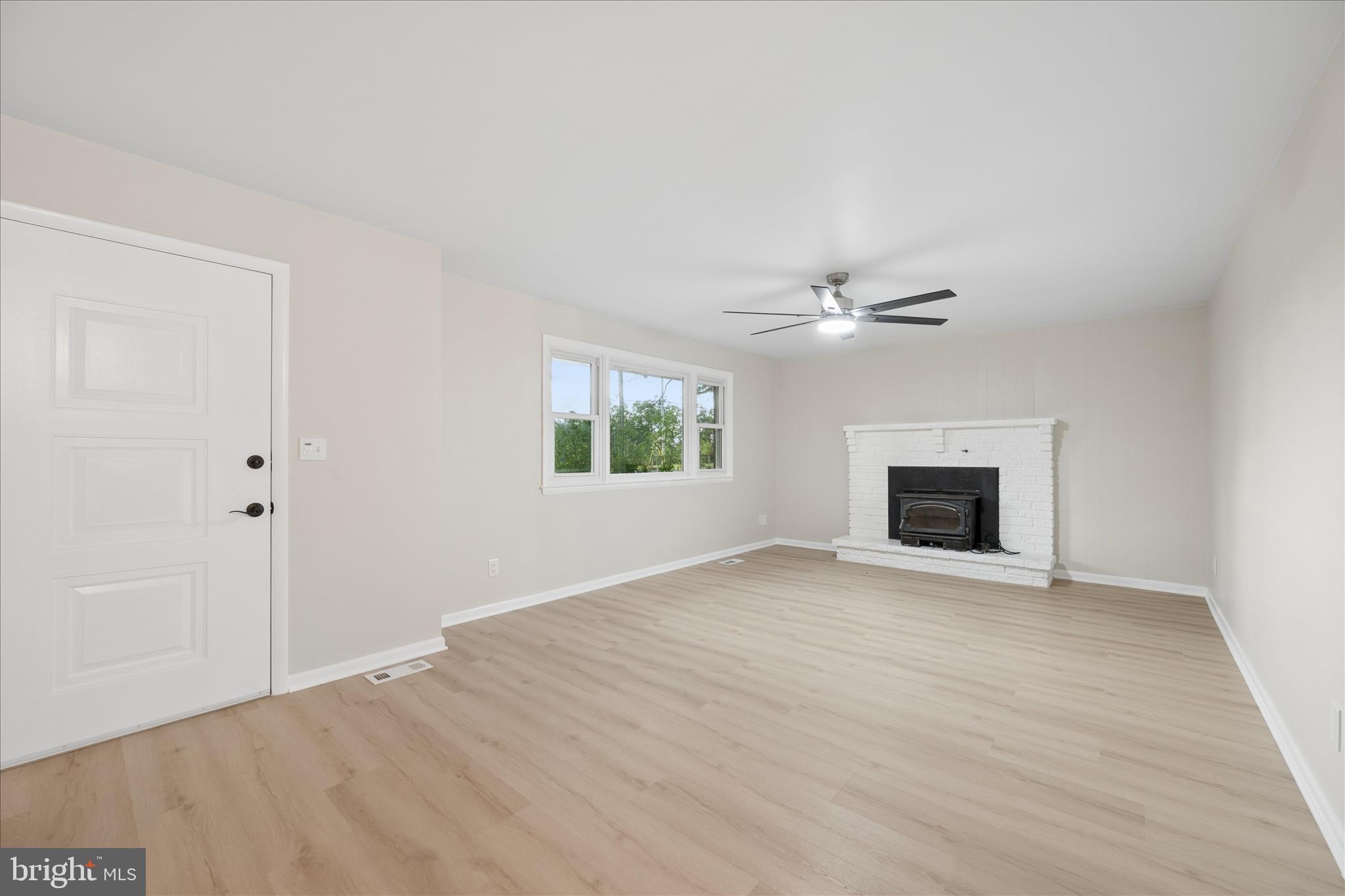 7052 Linganore Road Frederick, MD 21701 - Photo 6 of 76 Living Room
