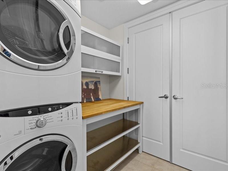 331 Cleveland Street, Unit 806 Clearwater, FL 33755 - Photo 48 of 83 a utility room with dryer and washer