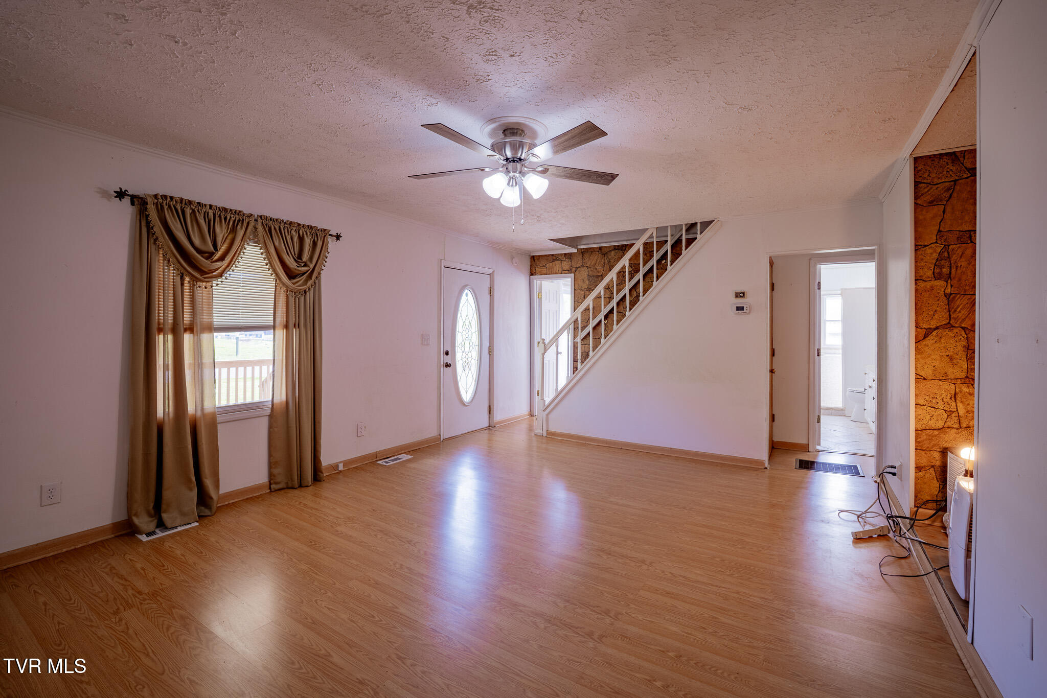 2044 Siam Road Elizabethton, TN 37643 - Photo 4 of 31 1R9A5019-HDR