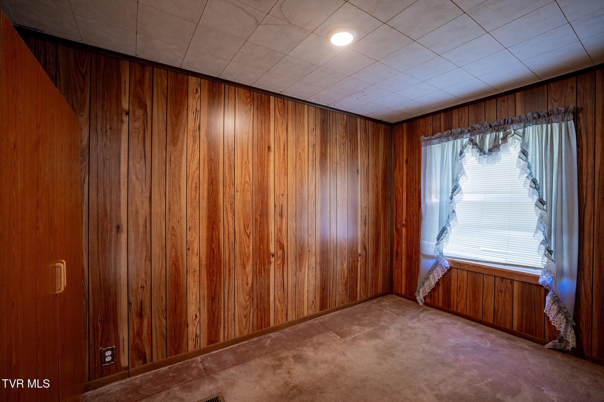 2044 Siam Road Elizabethton, TN 37643 - Photo 9 of 31 1R9A5034-HDR