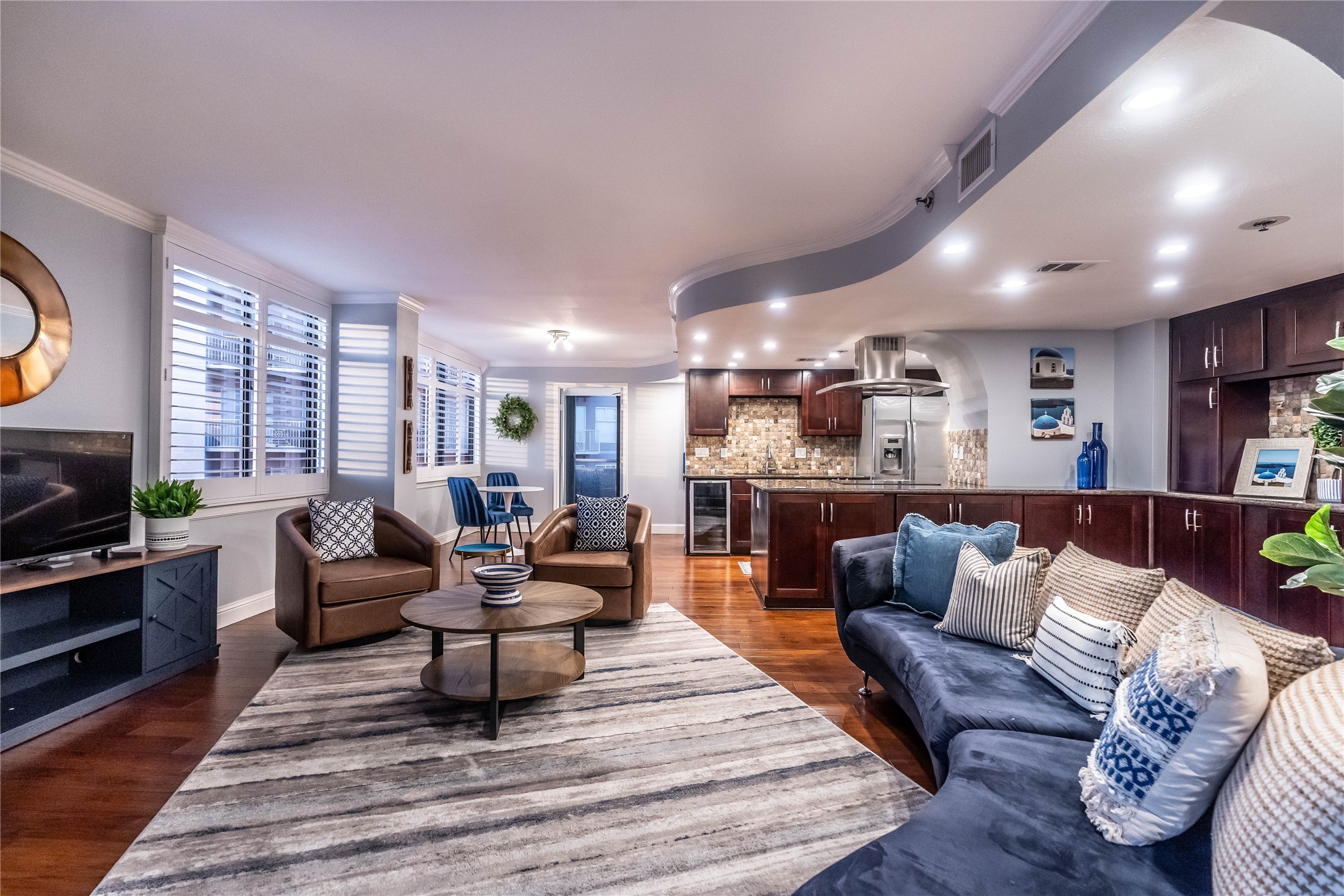 3525 Sage Road, Unit 1511 Houston, TX 77056 - Photo 25 of 25 a living room with furniture and a flat screen tv