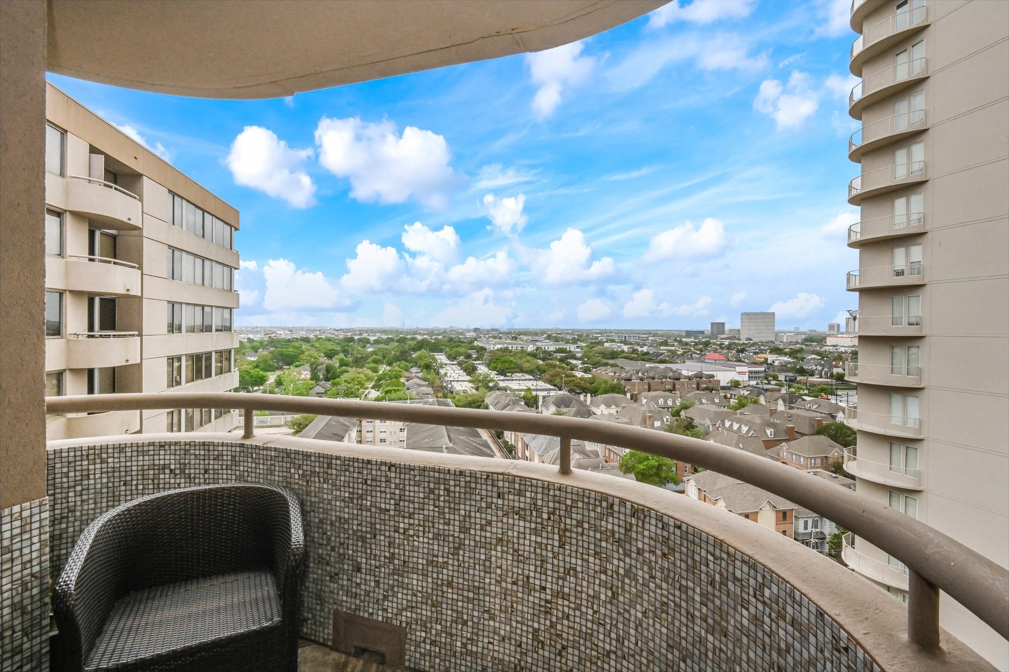 3525 Sage Road, Unit 1511 Houston, TX 77056 - Photo 16 of 25 a view of a balcony with city view
