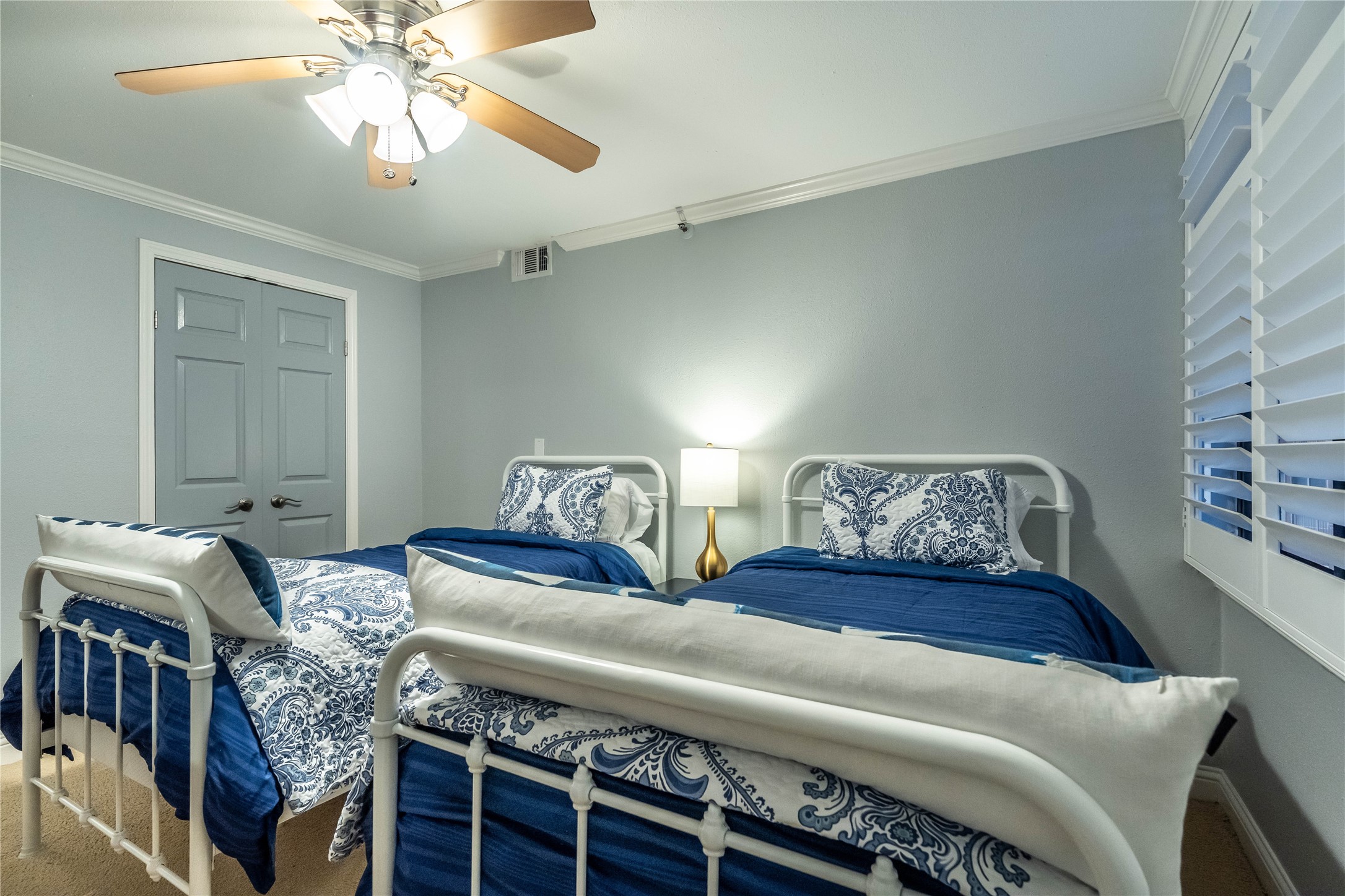 3525 Sage Road, Unit 1511 Houston, TX 77056 - Photo 17 of 25 a bedroom with a bed and a chandelier